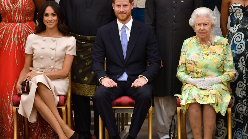 Sasekso kunigaikštienė Meghan (kairėje), Princas Harry (viduryje), Karalienė Elizabeth (dešinėje)