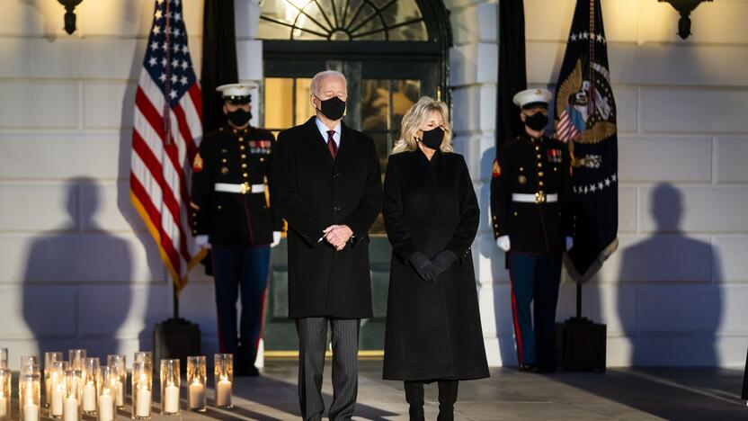 Joe Bidenas (kairėje), Jill Biden (dešinėje)