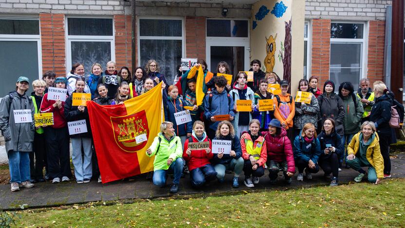 Mokytojų protesto eisena pėsčiomis iš Klaipėdos į Vilnių