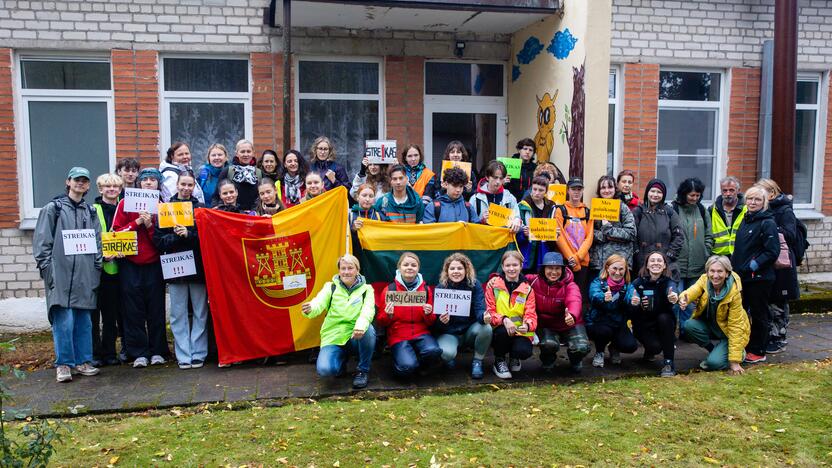 Mokytojų protesto eisena pėsčiomis iš Klaipėdos į Vilnių