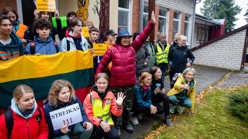 Mokytojų protesto eisena pėsčiomis iš Klaipėdos į Vilnių