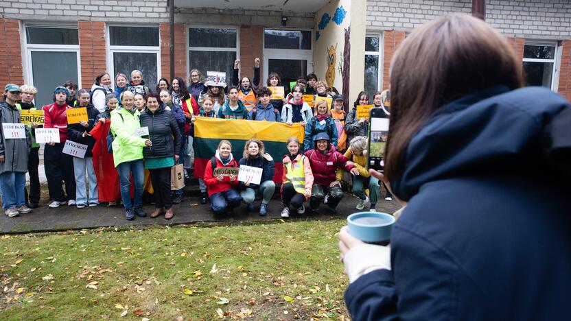 Mokytojų protesto eisena pėsčiomis iš Klaipėdos į Vilnių