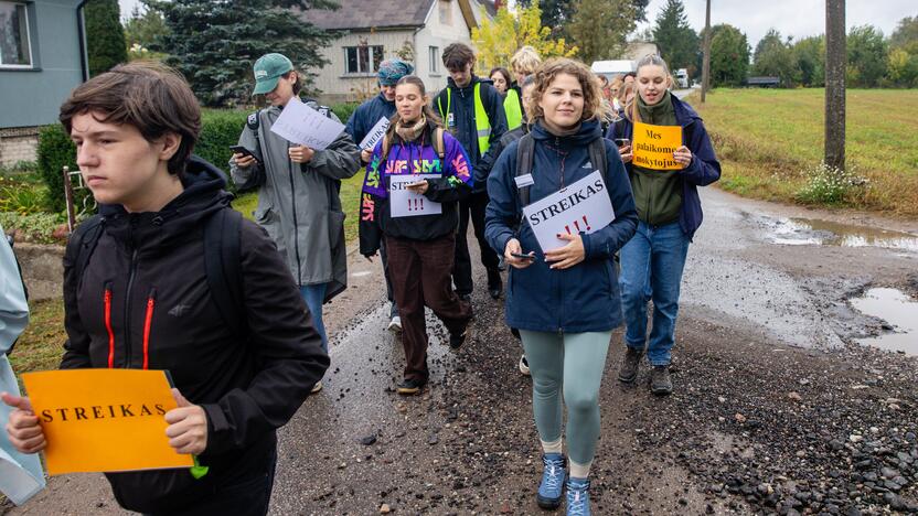 Mokytojų protesto eisena pėsčiomis iš Klaipėdos į Vilnių