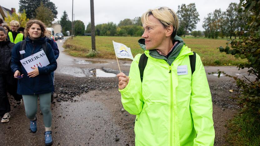 Mokytojų protesto eisena pėsčiomis iš Klaipėdos į Vilnių