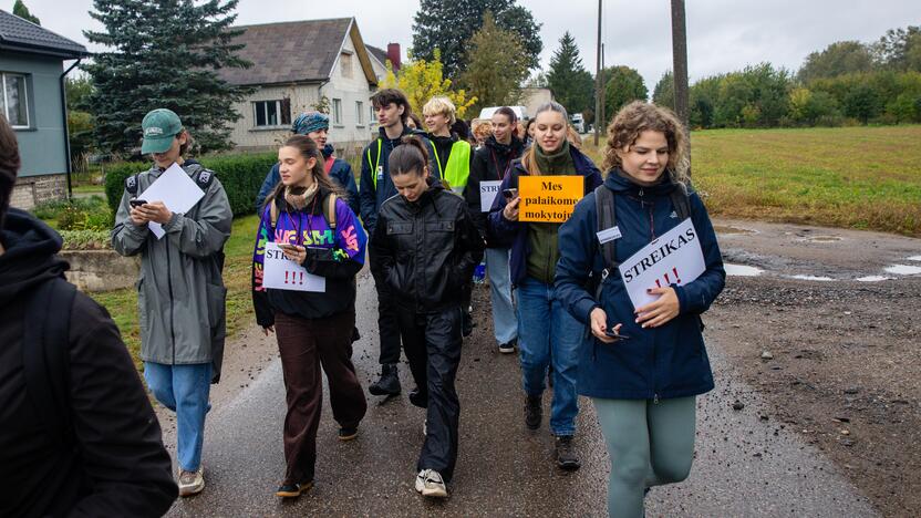 Mokytojų protesto eisena pėsčiomis iš Klaipėdos į Vilnių