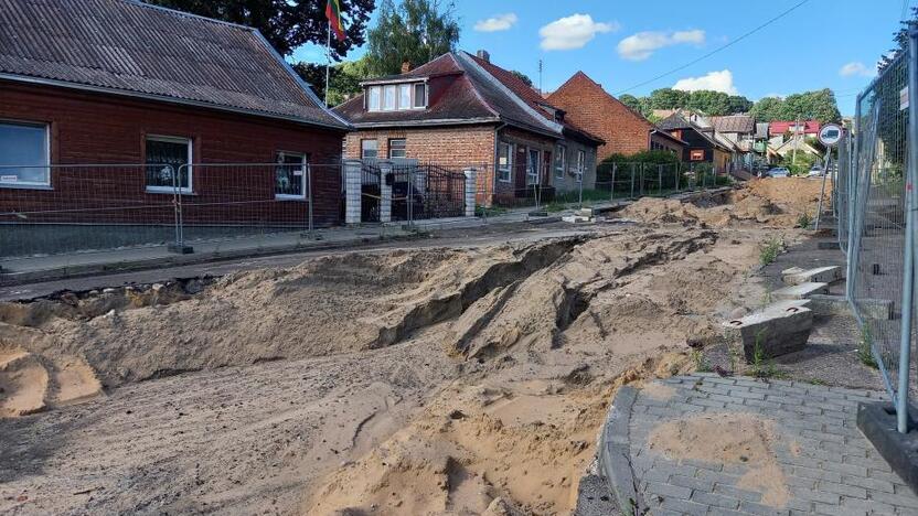 Paaiškėjo, kad kapinės plyti didesniame plote, nei buvo tikėtasi, todėl buvo padaryti išplėtimai viso kelio ruožo dalimi, atsirado archeologinių tyrimų poreikis.