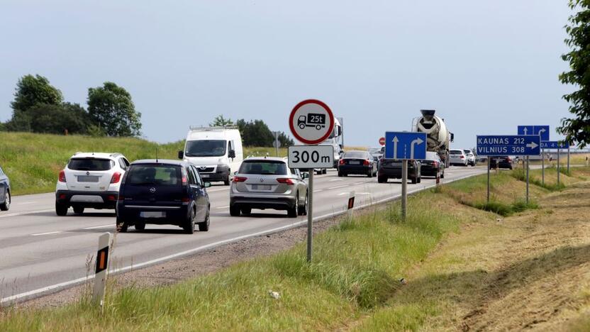 Kamšatys: Liepų gatvėje automobiliai stovi spūstyse dažniausiai dėl kitų vairuotojų neatidumo – rėžęsi į kitos mašinos galą veikėjai nepripažįsta kaltės.