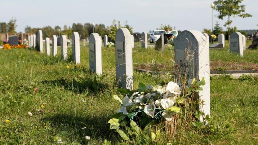 Tvarka: valstybės lėšomis palaidotų žmonių kapai žymimi vienodais paminklais.