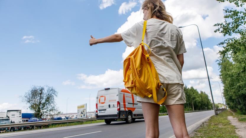 Dėmesys: paimdami autostopu keliaujančius vaikus turėtume labiau pasidomėti jų kelione