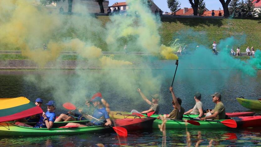 Nustebino: Lietuvos trispalvę atplukdę vandens sporto festivalio dalyviai į orą paleido spalvotų dūmų.