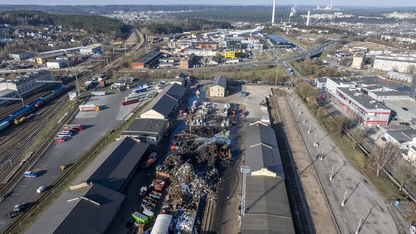 Užgesintas didelis gaisras Vilniaus automobilių sąvartyne