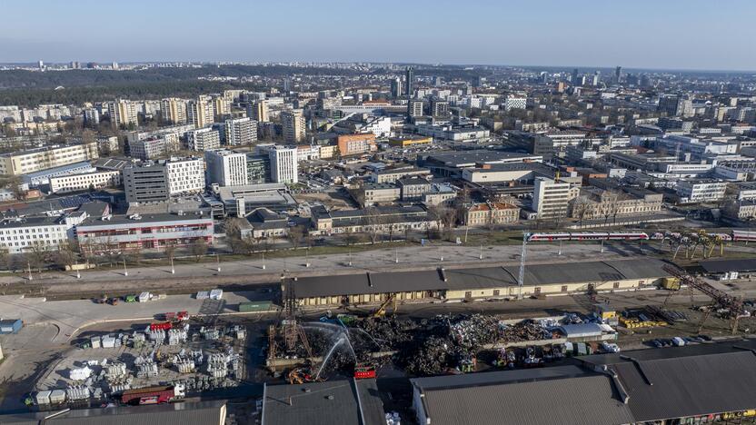 Užgesintas didelis gaisras Vilniaus automobilių sąvartyne