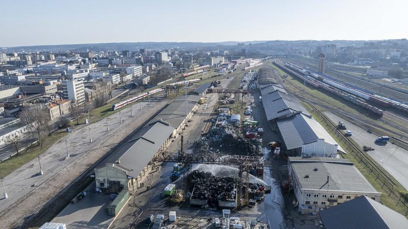 Užgesintas didelis gaisras Vilniaus automobilių sąvartyne