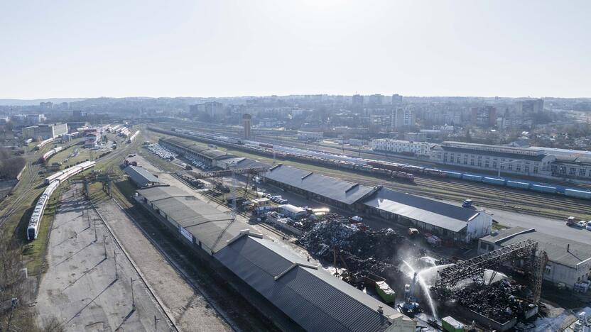 Užgesintas didelis gaisras Vilniaus automobilių sąvartyne