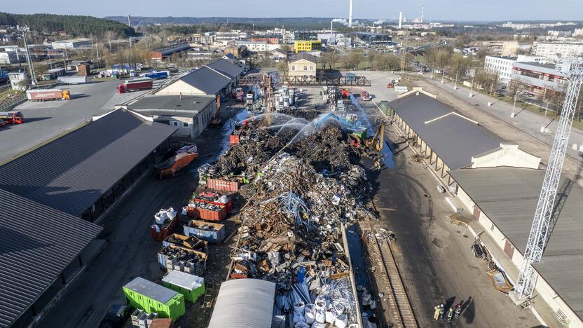 Užgesintas didelis gaisras Vilniaus automobilių sąvartyne