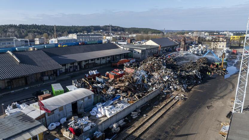 Užgesintas didelis gaisras Vilniaus automobilių sąvartyne