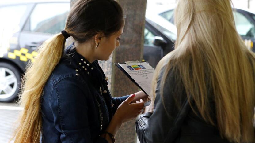 Schema: tokiu pat būdu brukdami neaiškų tekstą pasirašyti atvykėliai pinigaujasi daug metų.