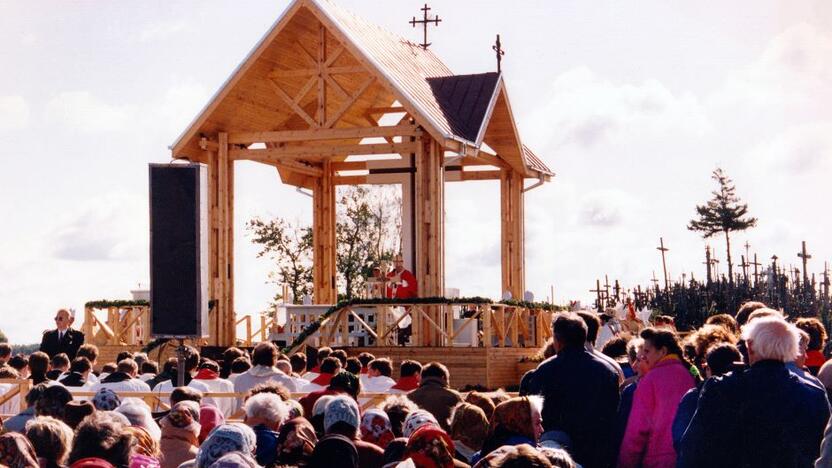 1993 — nuo rugsėjo 4 iki 8 dienos Lietuvoje lankėsi popiežius Jonas Paulius II.