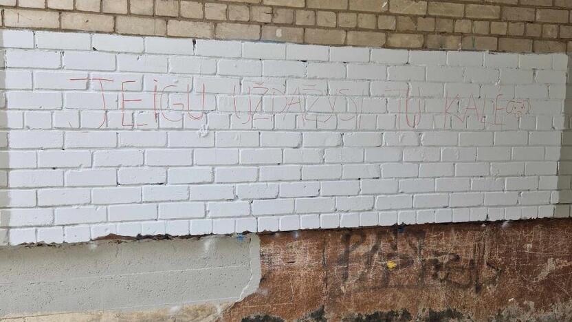 Nemalonu: Debreceno g. 42 namo siena jau ne kartą kentėjo dėl vandalizmo. Nespėjus uždažyti sienos čia vis atsiranda naujų terlionių.