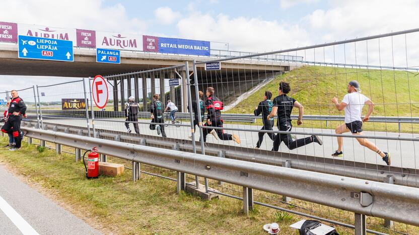 „Aurum 1006 km lenktynės“: mechanikai varžėsi bėgdami