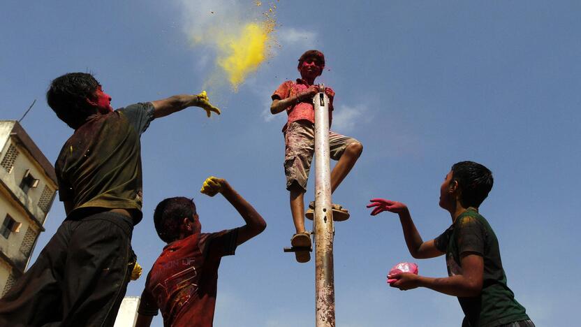 Milijonai indų pirmadienį švenčia populiarų hinduistų festivalį Holi