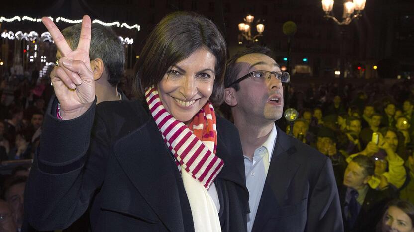 Sostinėje pirmąja mere moterimi per miesto istoriją taps 54 metų Anne Hidalgo.