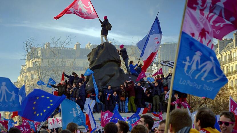 Demonstracijoje Prancūzijos sostinėje dalyvavo 80 tūkst. žmonių, kurie sudarė mėlynos, baltos ir rožinės spalvų jūrą.