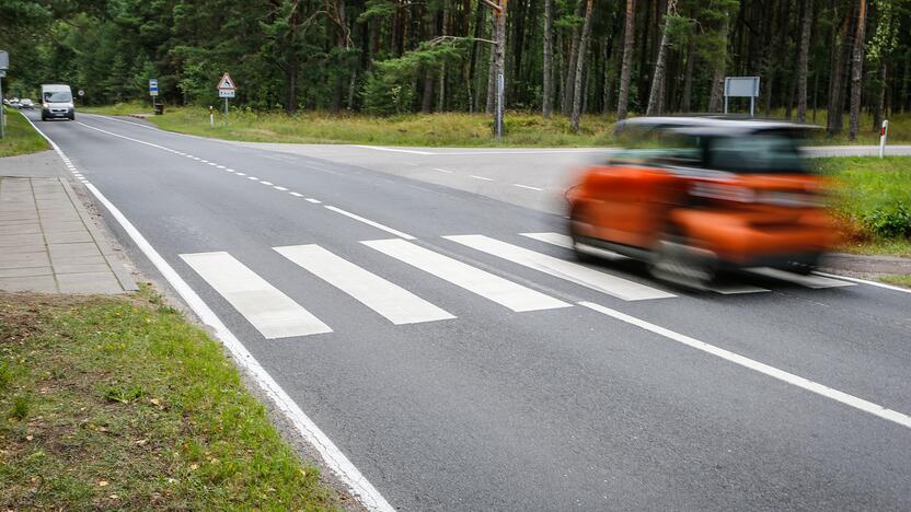 Tragedija: lygiai prieš metus Pervalkoje ties pėsčiųjų perėja automobiliu buvo partrenkta mergina, kurią jos bendraamžis suluošino visam gyvenimui.