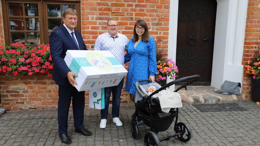 Dėmesys: Truskauskų šeimą pasveikino Kauno rajono savivaldybės mero pavaduotojas A.Nesteckis.