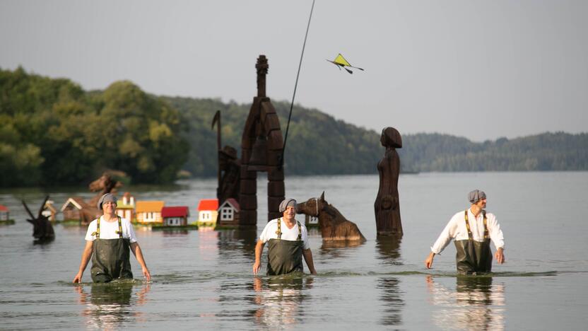 Pilnėja: pernai 2020 m. atidarytą septynių skulptūrų parką papildė trys nauji medžio dirbiniai, o šiemet ant vandens pridygo namukų.