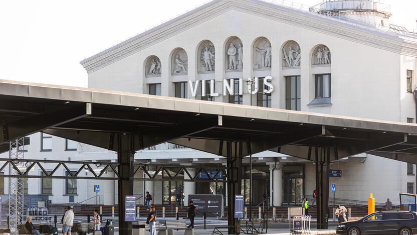 Rekonstruota Vilniaus oro uosto centrinė aikštė.