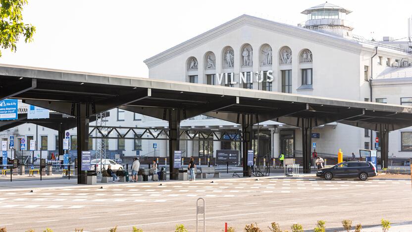 Rekonstruota Vilniaus oro uosto centrinė aikštė.