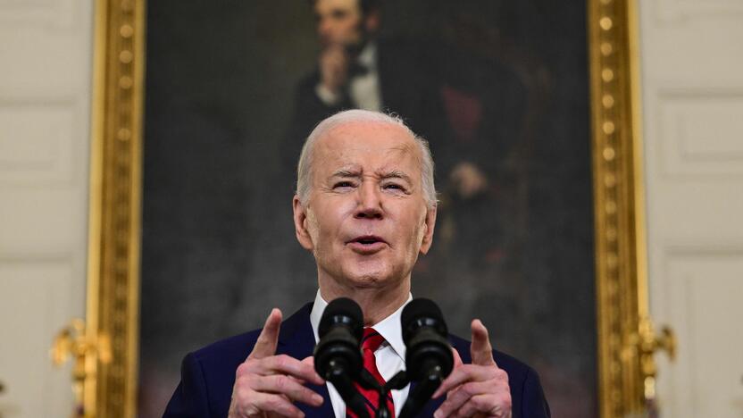 J. Bidenas, prieš pasirašydamas pagalbos paketą Ukrainai, Taivanui ir kitoms šalims.