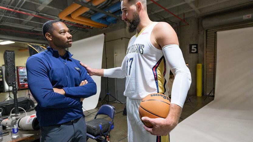  Startas: „Pelicans“ strategas W.Greenas (kairėje) palankiai įvertino J.Valančiūno parengtumą naujam NBA sezonui.