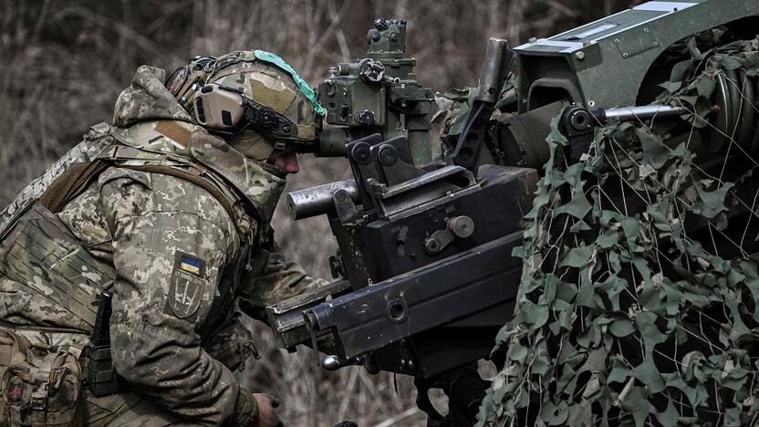 Ukrainiečių karys taikosi į okupantų pozicijas prie Bachmuto.