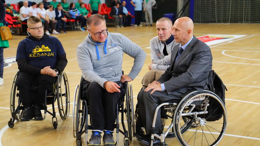 Padrąsinimas: susirinkusius sportininkus motyvavo žaidynių svečias, paralimpinis vicečempionas, Lietuvos neįgaliųjų federacijos narys K.Skučas (pirmas dešinėje).