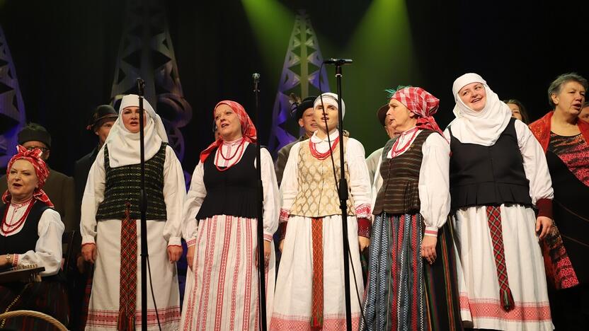 Sukaktis: Raudondvario kultūros centro folkloro ansamblis „Piliarožė“ švenčia 25 metų gyvavimo jubiliejų.