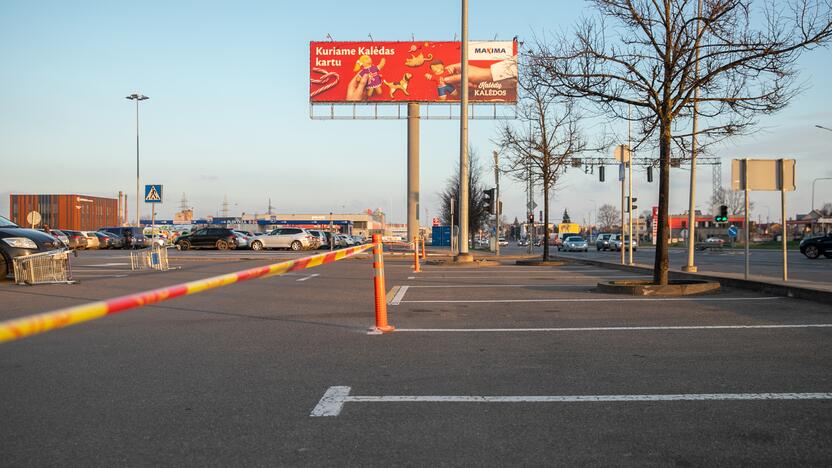 Prekybos centrai Kaune pradeda riboti automobilių srautus