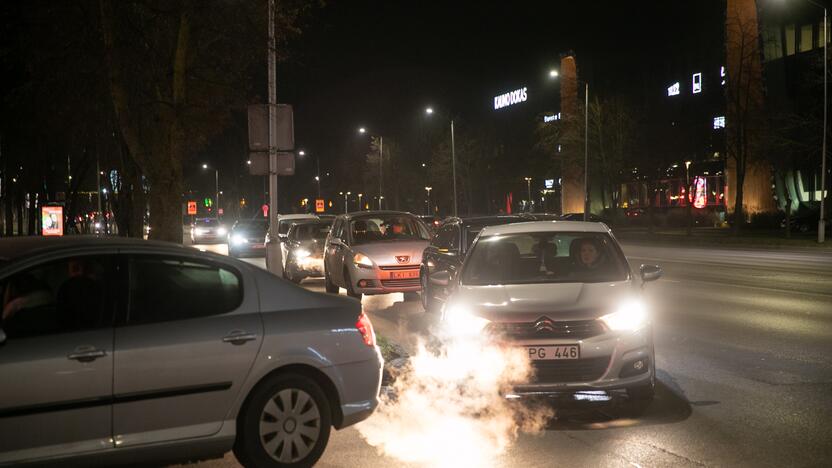 Automobilių eilės prie Kauno prekybos centrų karantino metu