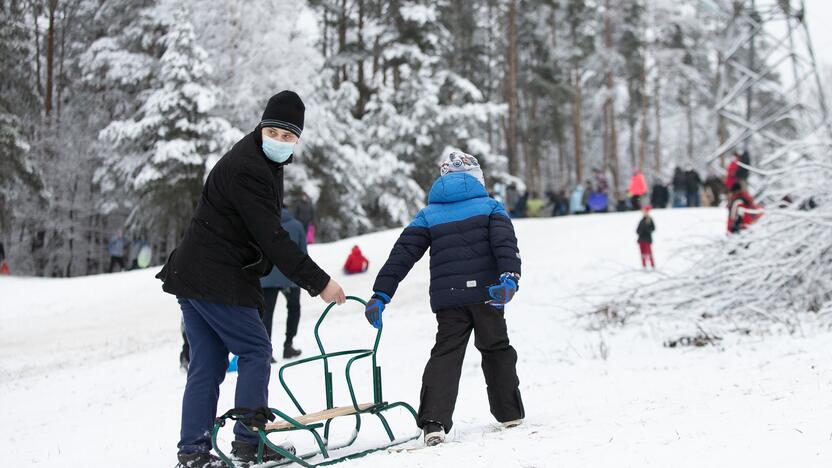 Su rogėmis ir čiuožynėmis kauniečiai šturmavo parkus ir miškus