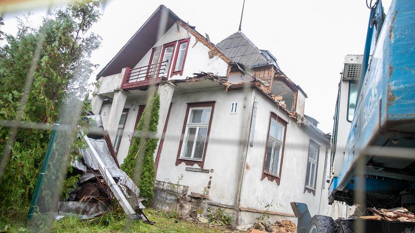 Paveldo namas Žaliakalnyje vėl nelegaliai griaunamas