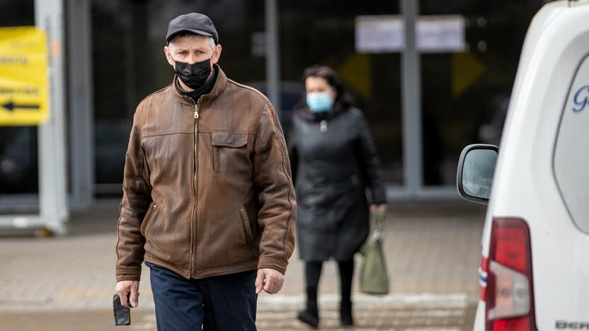 Prie atsidariusių parduotuvių Kaune – daugybė žmonių