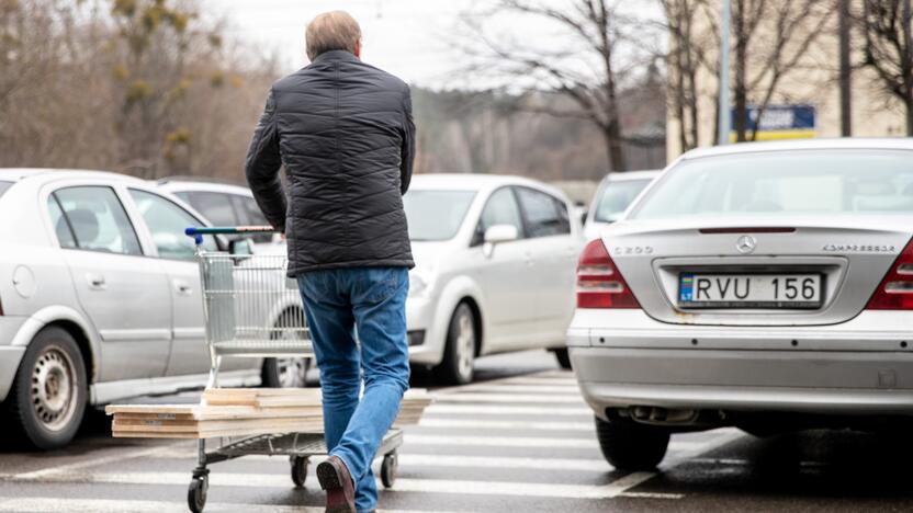 Prie atsidariusių parduotuvių Kaune – daugybė žmonių