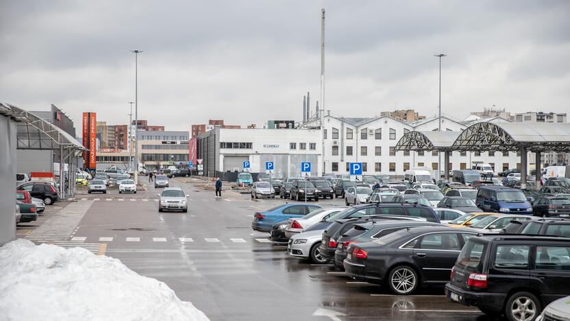 Prie atsidariusių parduotuvių Kaune – daugybė žmonių