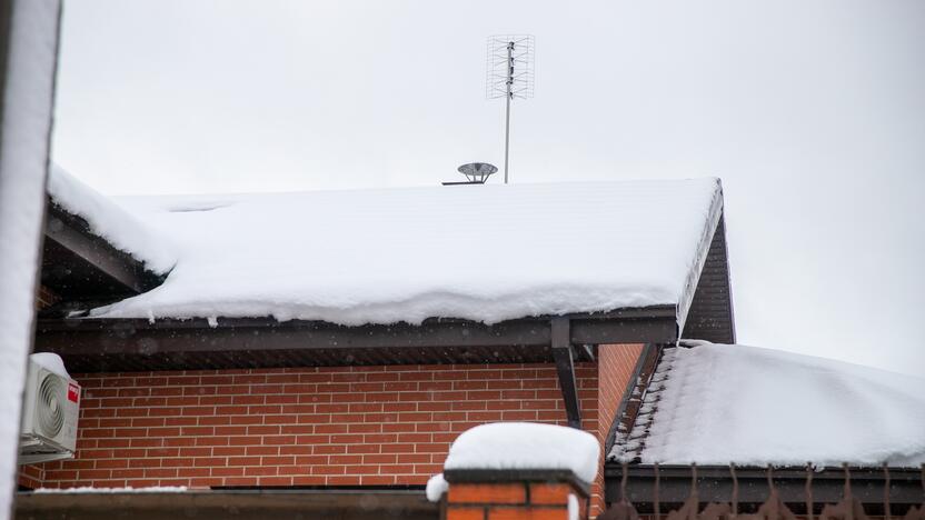 Gausus sniego sluoksnis padengė Kauno stogus