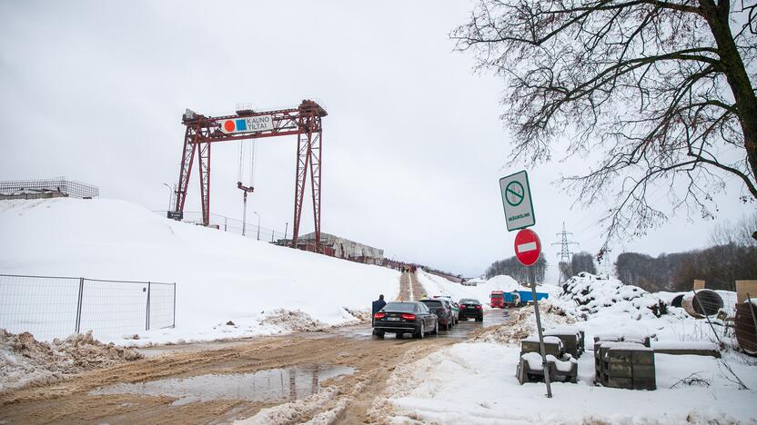 Nelaimė Kaune – tilto per Nerį statybų aikštelėje ant žmonių nukrito plokštė