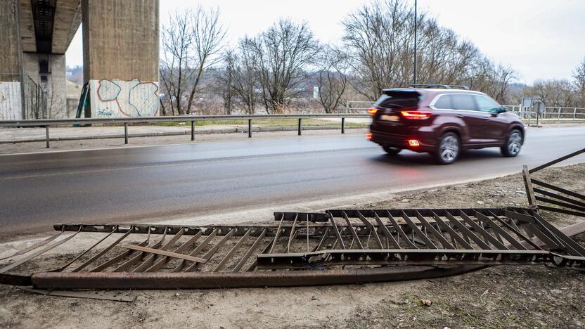 Nukrito vieno iš Kleboniškio tilto turėklai