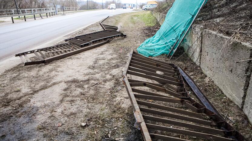 Nukrito vieno iš Kleboniškio tilto turėklai