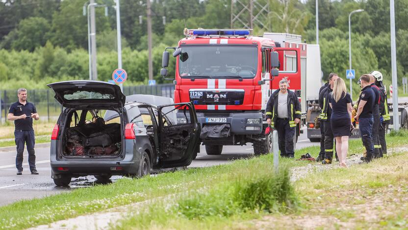 Kauno LEZ'e sudegė automobilis  