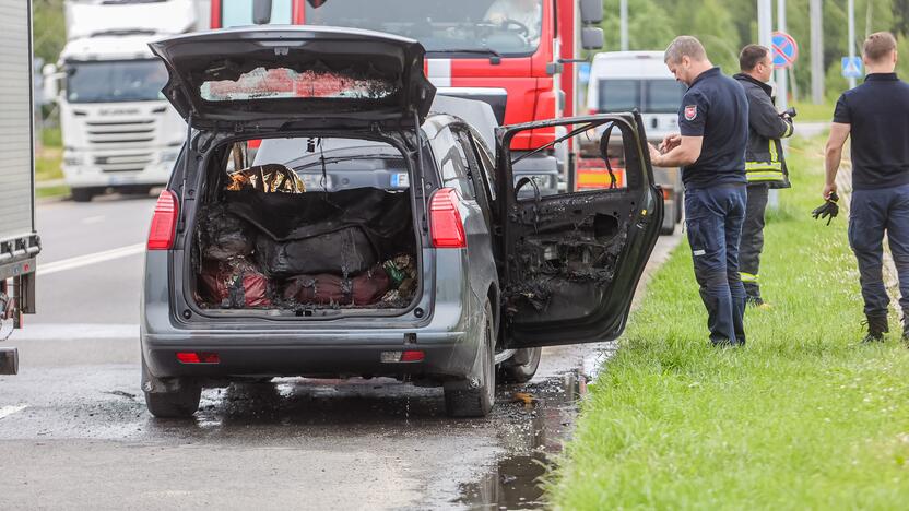 Kauno LEZ'e sudegė automobilis  